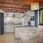 Atypique Au Bord De L'eau *